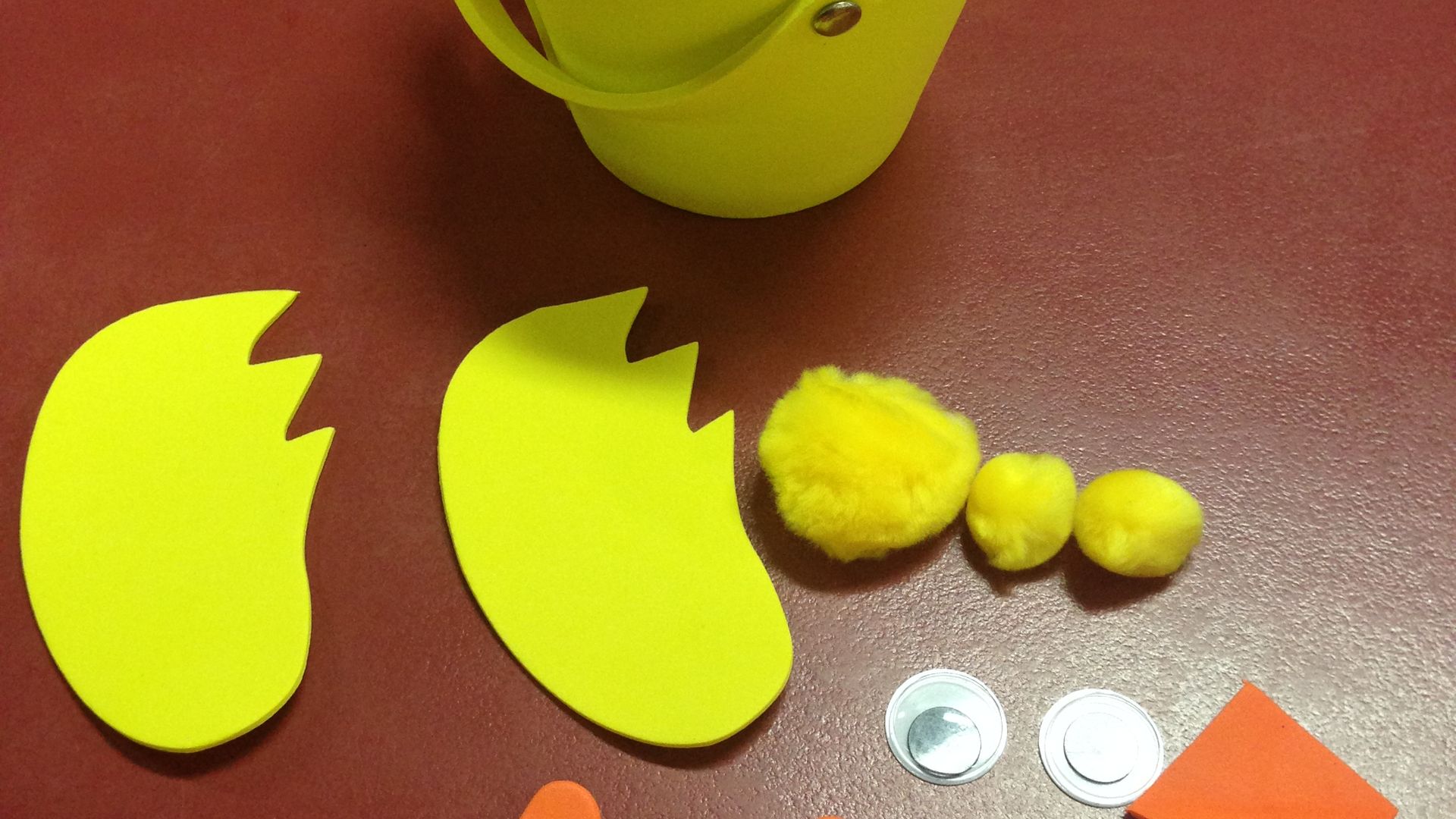 Separate out the chick embellishments ready to assemble your basket. Separate out the chick embellishments ready to assemble your basket.