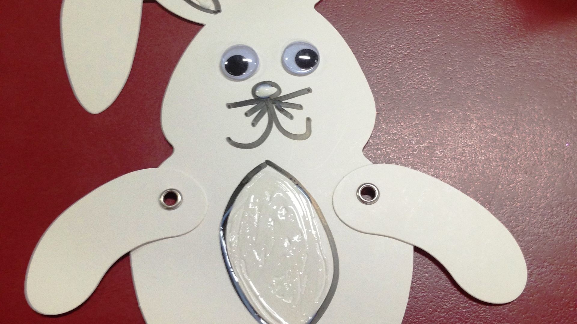 Draw a belly and apply PVA glue. Draw a belly and apply PVA glue.