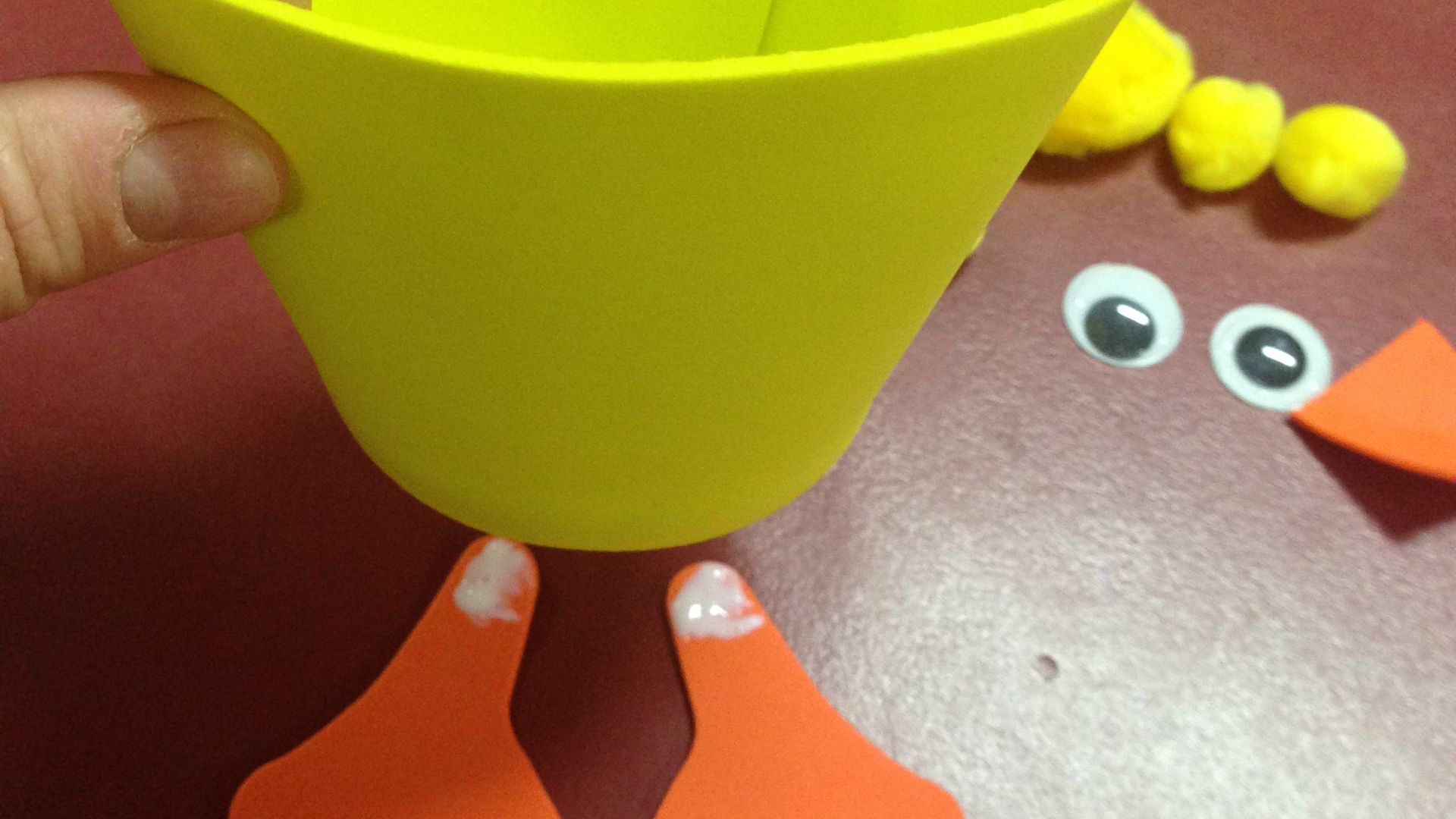 Apply PVA glue to attach the feet. Apply PVA glue to attach the feet.